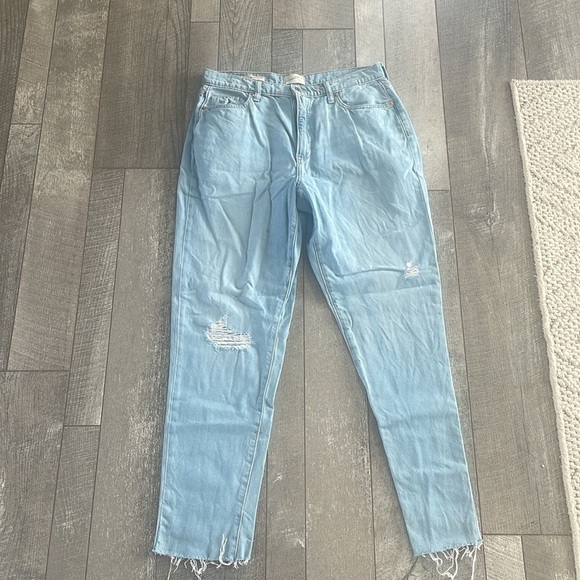 Universal Thread Size 6 Distressed Light Wash Boyfriend Jeans - Picture 8 of 9